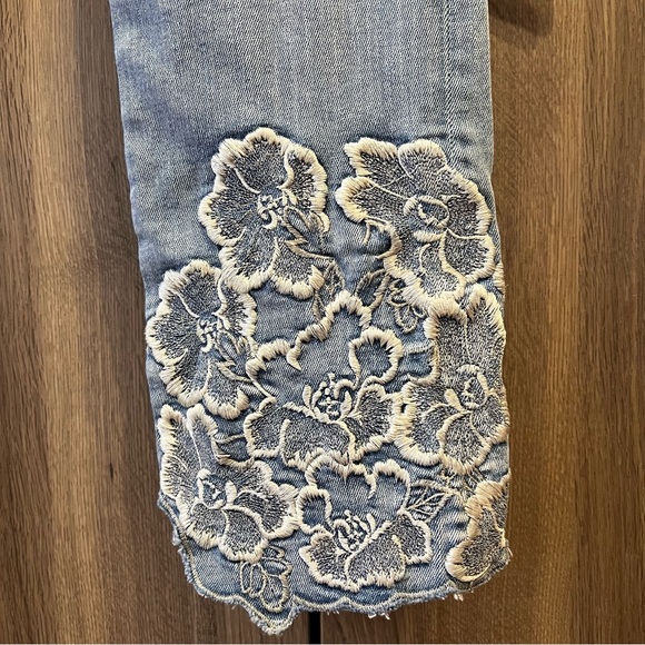 Driftwood Colette Floral Embroidered Jeans Size 28 (28X26) Straight Leg Crop - Picture 3 of 6